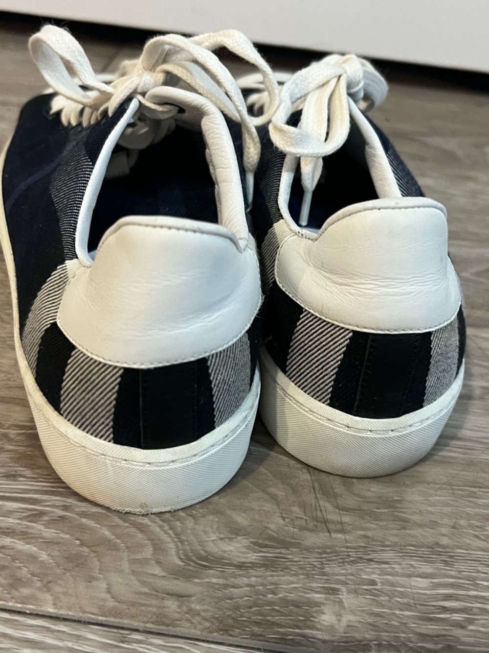 Burberry Women's Plaid Low-Top Sneakers in Navy and White 37.5 - Picture 3 of 9